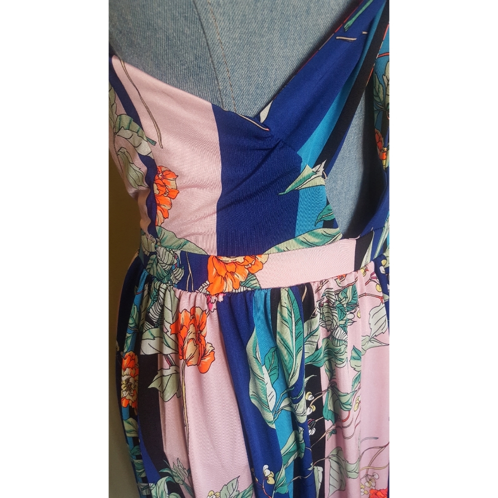 Maxi Deep V High split Express - Picture 2 of 4
